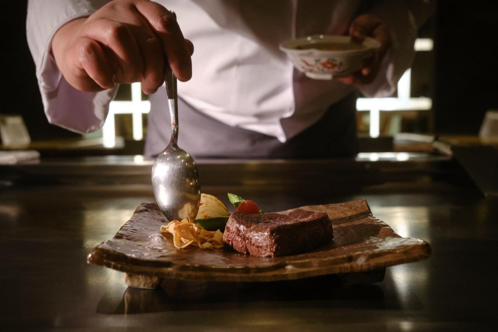 阿姆斯特丹大仓酒店 - 世界一流酒店 外观 照片 A chef plating a dish