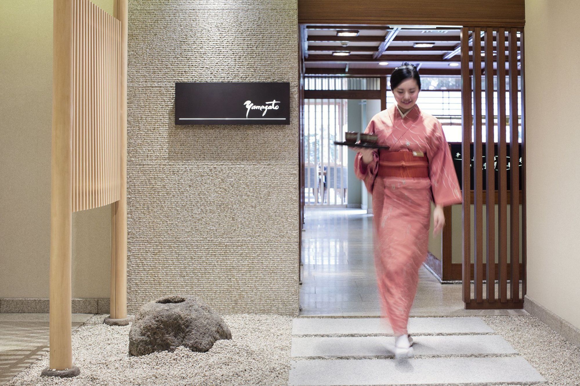 阿姆斯特丹大仓酒店 - 世界一流酒店 外观 照片 A geisha in a yukata