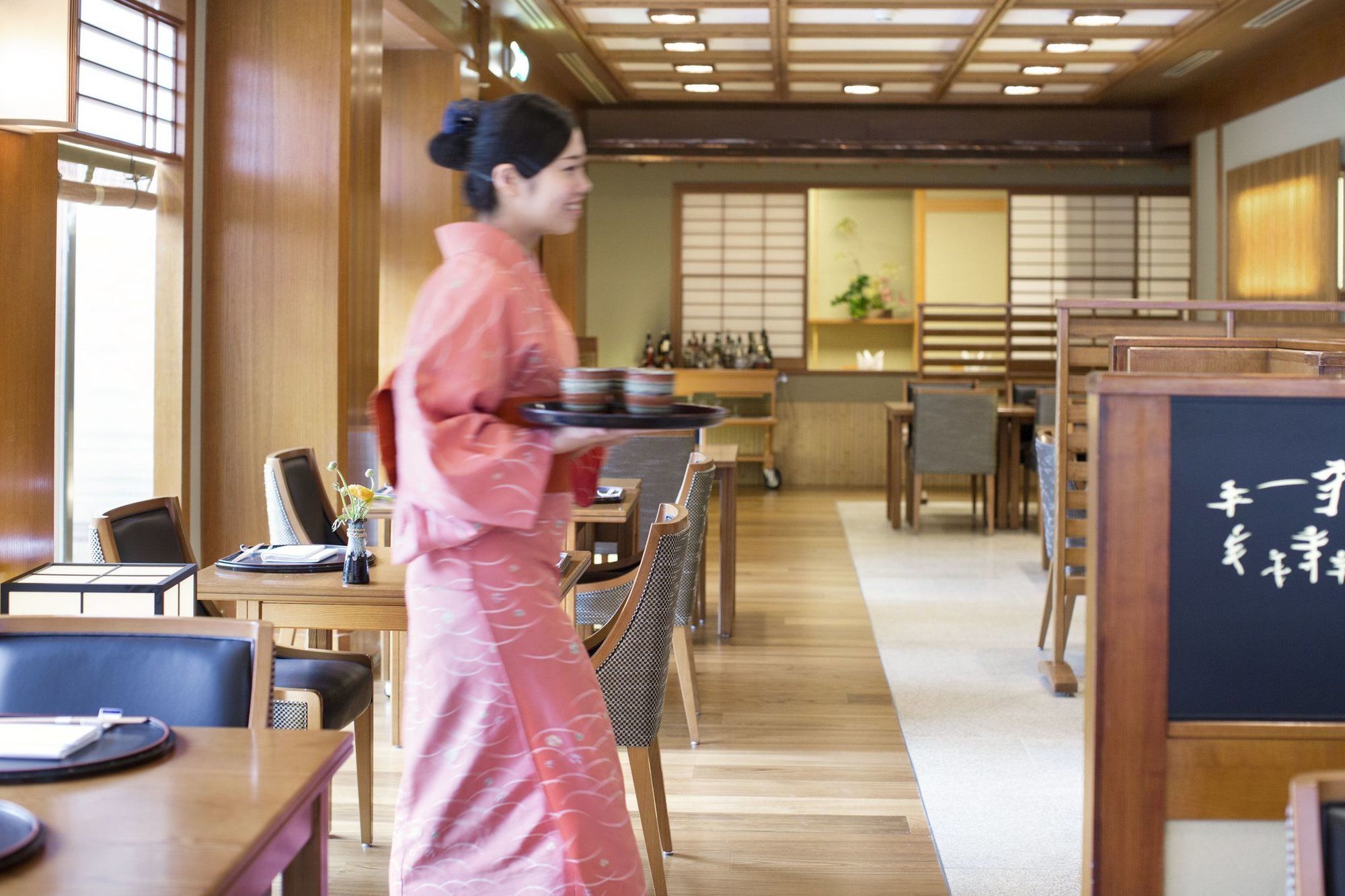 阿姆斯特丹大仓酒店 - 世界一流酒店 外观 照片 A waitress in a restaurant in Japan